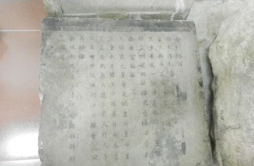 Nhiều nghi vấn quanh niên đại bia cổ