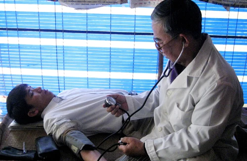 Đạp xe cà tàng đi chữa bệnh miễn phí 