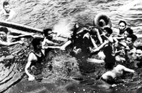 John McCain và chiếc mũ mang thông điệp hoà bình 