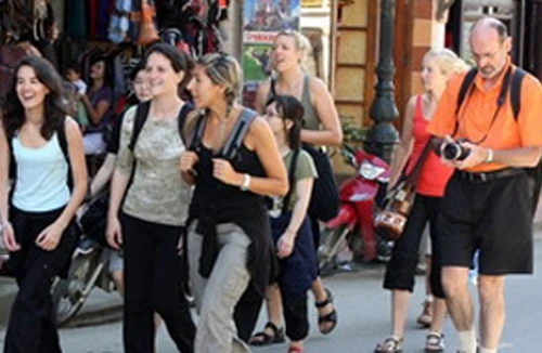 Tìm cách gỡ khó cho du lịch 