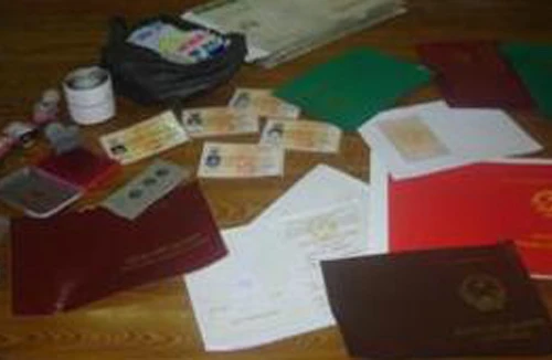 Phá đường dây sản xuất giấy tờ giả quy mô lớn
