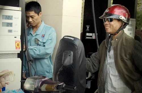 Giá xăng bất ngờ giảm 500 đồng/lít 