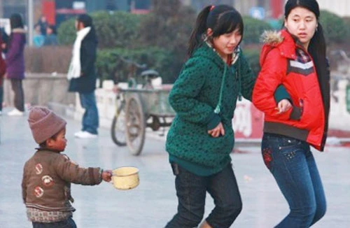 “Bó tay” với ăn xin chuyên nghiệp