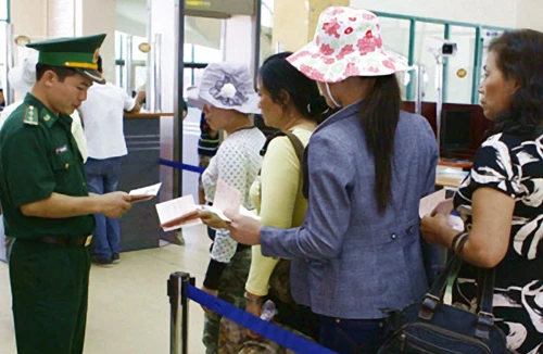 Lực lượng biên phòng chỉ cấp thị thực rời cho công dân Trung Quốc dùng hộ chiếu in chìm “đường lưỡi bò” 