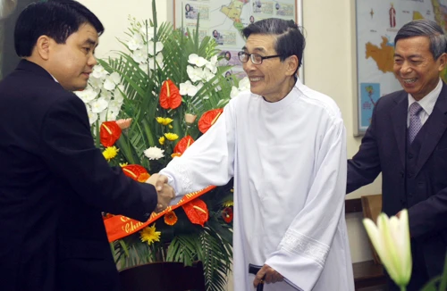 Lãnh đạo CATP chúc mừng Giáo xứ Thái Hà và Giáo xứ Hàm Long