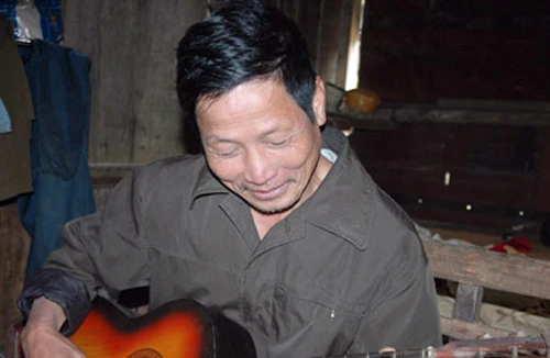 Buộc hai tay, bò quanh núi đá mấy ghìn lần để cai nghiện