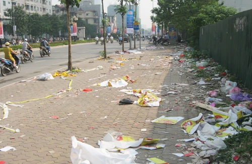 Chiếm vỉa hè rồi xả rác