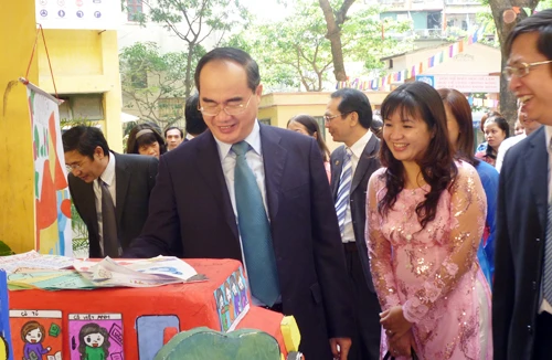 Phó Thủ tướng Nguyễn Thiện Nhân chúc mừng các nhà giáo Thủ đô