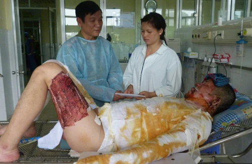 Thăm hỏi, động viên bảo vệ dân phố dũng cảm 