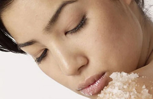 Tẩy da chết bằng muối và đường 