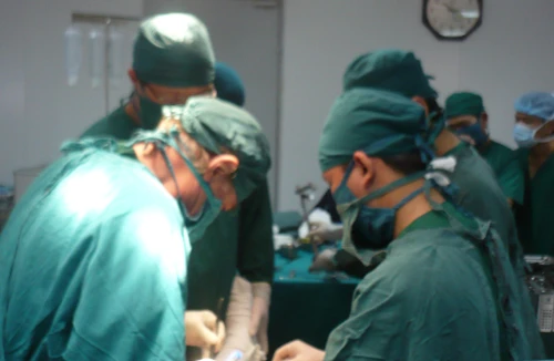 Mổ thay khớp gối nhân tạo cho bệnh nhân 
