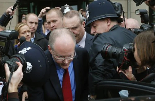 Khủng hoảng “kép” tại BBC 