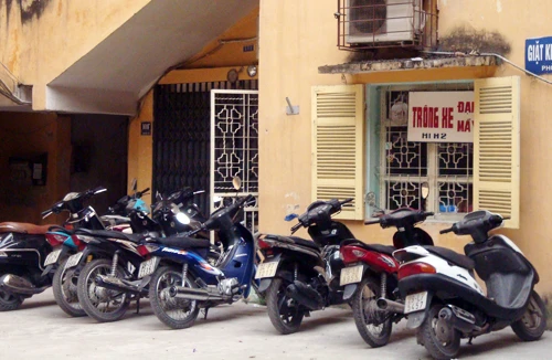 Biến sân chung thành nơi trông giữ xe