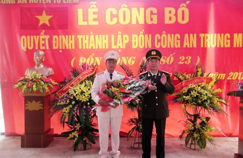 Ra mắt 2 đồn công an thuộc huyện Từ Liêm