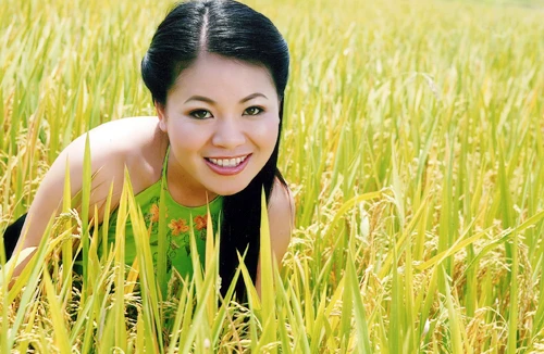 Ca sĩ Anh Thơ: Đi lên từ... ruộng đất 