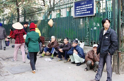 Khi “cò” bắt tay bác sỹ 