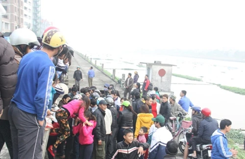 Cứu sống 1 phụ nữ nhảy xuống sông Đáy tự tử 