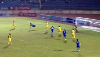 "Sởn da gà" với bàn thắng bằng đầu hiếm có của Hà Minh Tuấn