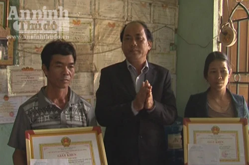 Khen thưởng hai công dân dũng cảm cứu người