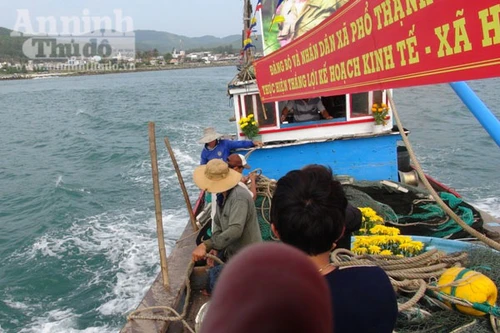 Quảng Ngãi: Ngư dân làm lễ ra quân đánh bắt hải sản đầu năm