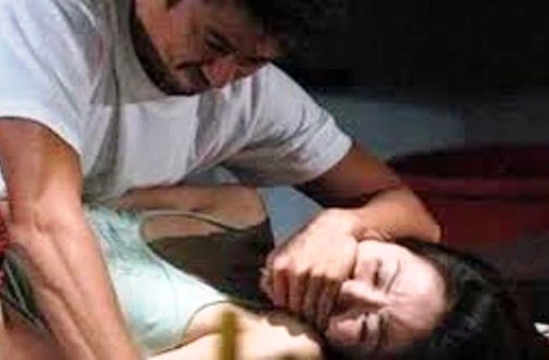 Hiếp dâm con, nhắn tin đe dọa mẹ