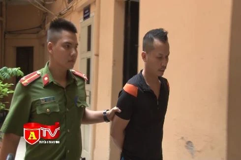 Rạng sáng cầm dao vào siêu thị đe dọa cướp tài sản