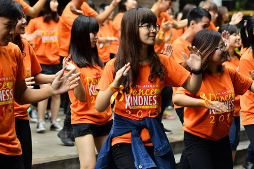 "Nắng cam" và thông điệp tử tế với môi trường