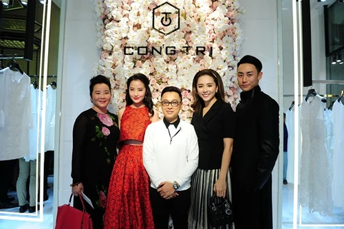 "Sao" Việt tấp nập mừng NTK Nguyễn Công Trí khai trương cửa hàng mới