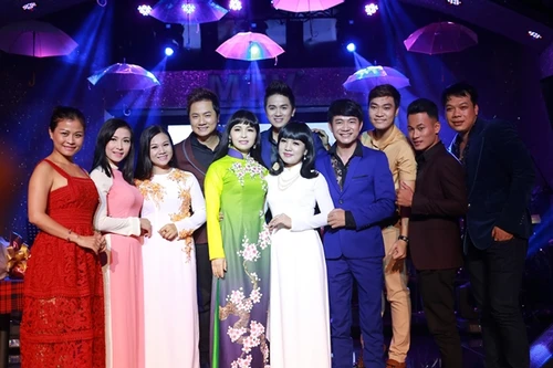 Ca sĩ hải ngoại Duy Trường được đồng nghiệp mừng sinh nhật trên sân khấu 