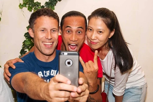 Vợ chồng Phạm Anh Khoa gặp gỡ tuyển thủ Ronney Johnsen và Dwight Yorke