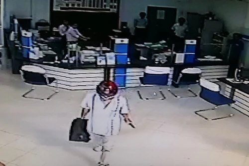 Nghi can bịt mặt, dùng súng cướp ngân hàng ở Vĩnh Long đã tự sát?