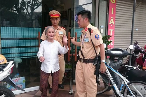 Bà cụ hơn 80 tuổi đi lạc được CSGT giúp đỡ