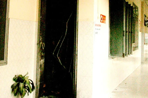 Xông vào bệnh viện tưới xăng đốt vợ cũ