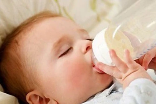 Trẻ bú bình lớn dễ bị béo phì