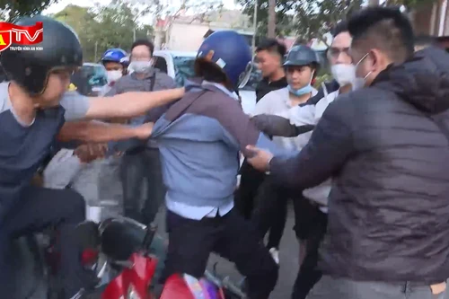 Cảnh sát hóa trang vây bắt 2 đối tượng vận chuyển ma túy