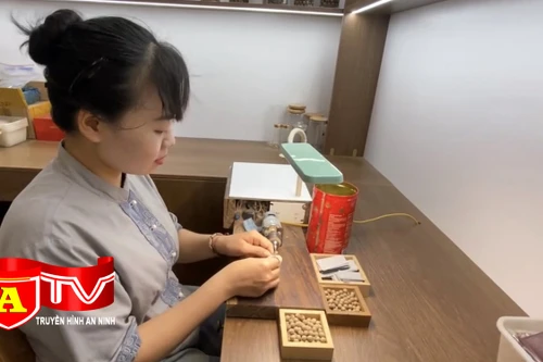 Những "ảo thuật gia" chế tác trang sức trầm hương