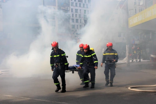 Diễn tập chữa cháy lớn...bắt nguồn từ cửa hàng xe máy