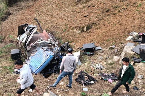 Khoảnh khắc xe ô tô lao xuống vực ở Sa Pa