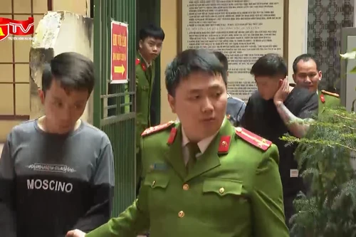 Bắt giữ nhóm đối tượng manh động mang dao phóng lợn đi trộm xe máy tại Hà Nội