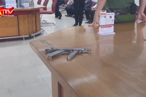 Bị truy đuổi, thanh niên cướp ngân hàng vứt súng bỏ chạy