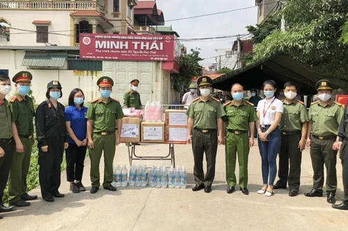 Công đoàn Công an Hà Nội trao tặng khẩu trang, nước sát khuẩn cho các chốt cách ly dịch Covid-19