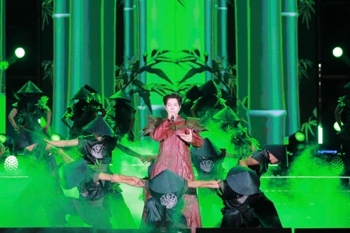 Ca sĩ Đức Phúc tái hiện "Phù Đổng Thiên Vương" mừng thành công Đại hội đại biểu Đảng bộ thành phố Hà Nội