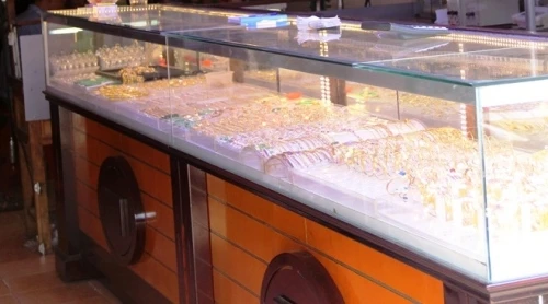 Xin gọi điện, đi vệ sinh nhờ rồi...cướp tiệm vàng táo tợn