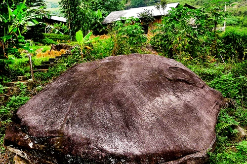 Vượt đèo Gió, thăm đá cổ hơn 1.000 năm tuổi