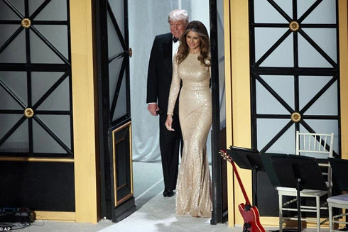 Vợ chồng ông Donald Trump sánh đôi trong dạ tiệc thắp nến trước lễ nhậm chức