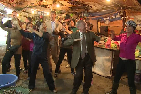 Đại sứ châu Âu nhảy múa cùng người bán hàng trong phiên chợ Tết