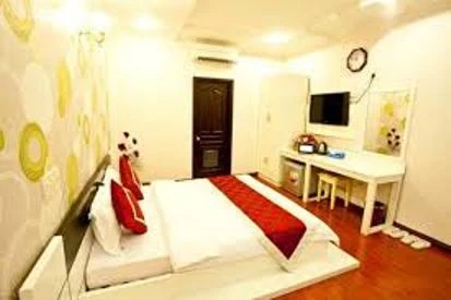 Cặp nhân tình chuyên trộm cắp tivi khách sạn, rồi nhờ lễ tân gọi xe tẩu thoát