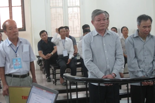 "Té nước theo mưa", cựu chủ tịch xã cùng ê kíp lĩnh án