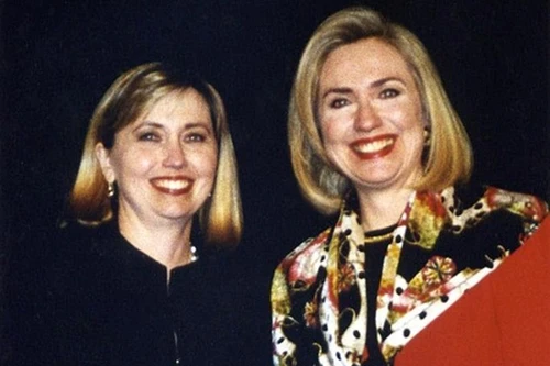 "Chị em sinh đôi" của bà Hillary Clinton kiếm bộn tiền nhờ ngoại hình trời phú