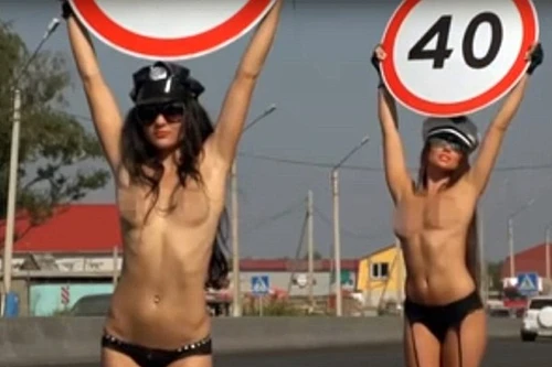 Hàng loạt cô gái xinh ngực trần xuống đường để... giảm tai nạn giao thông